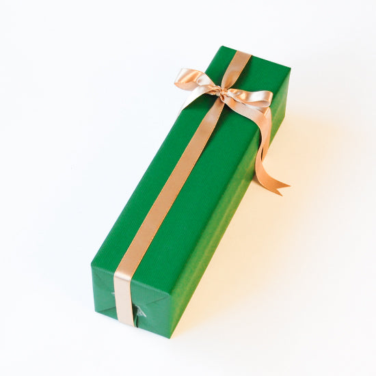 Wrapping 100 yen packaging green with ribbon